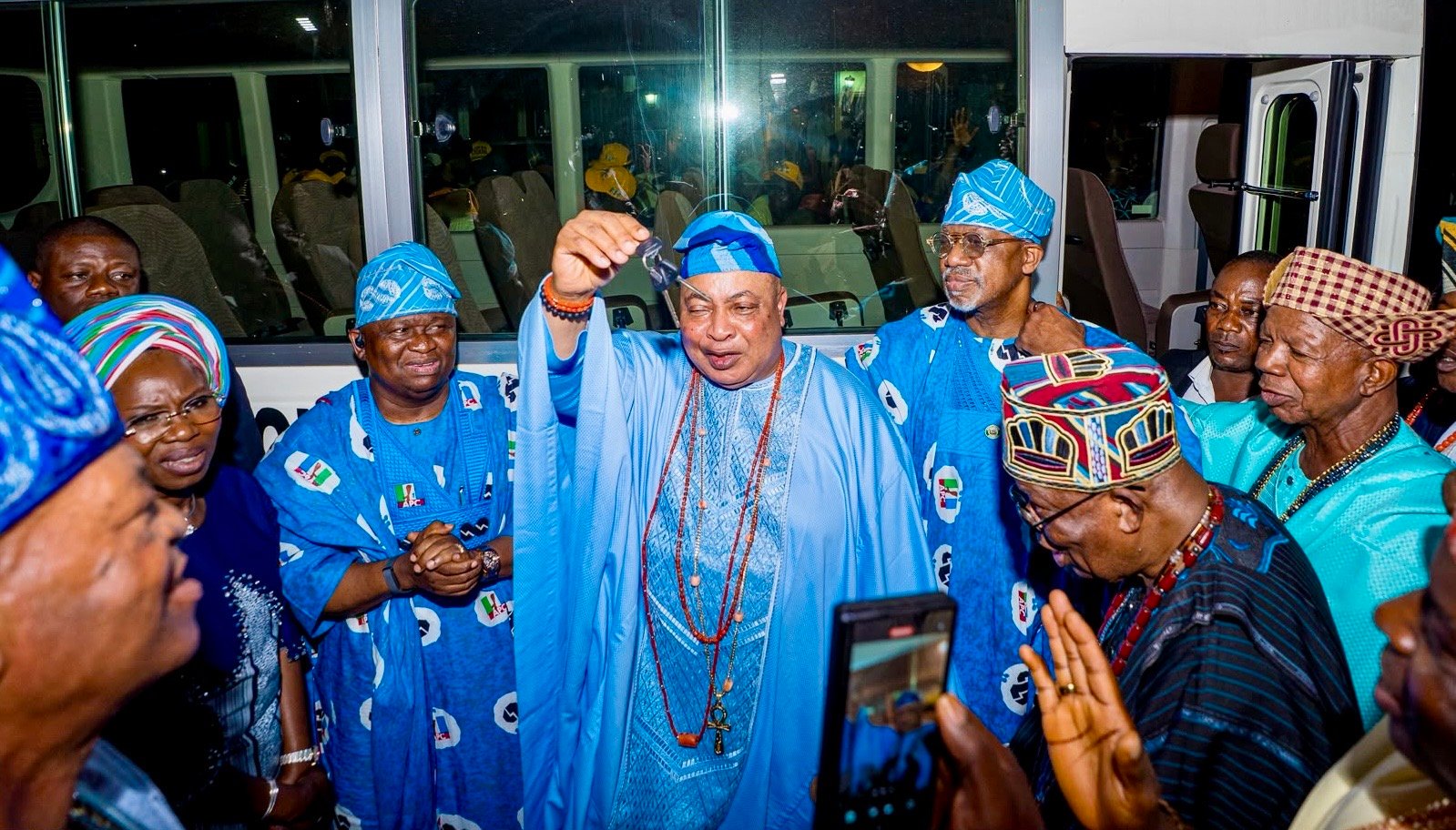 Yayi Donates 30-Seater Bus to Remo Traditional Council, Pledges Equitable Development Across Ogun